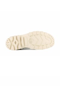 Sole di scarpa in gomma testurizzata e a motivo di colore crema, con battistrada a zigzag e fori di drenaggio per trazione e flessibilità.