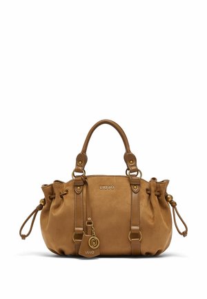 Braune Lederhandtasche mit zwei Henkeln, seitlichen Kordeln, goldfarbenen Beschlägen und einem kleinen hängenden Logo-Anhänger auf weißem Hintergrund.