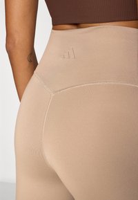 adidas Performance ALL ME SCULPT - Tajice - chalky brown