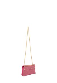 Lyserød tekstureret clutch-taske med en gylden kædetræk, der har en flad rektangulær form og dekorative gyldne nitter langs den øverste kant.