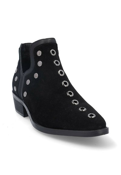 Bota de ante negra hasta el tobillo con adornos de ojales de metal plateado, tacón bajo apilado y puntera puntiaguda sobre un fondo blanco.