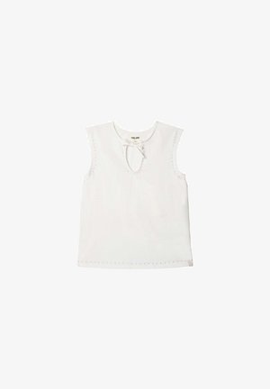 Blouse sans manches blanche avec un col rond, une découpe en forme de trou de serrure et un petit nœud à l'avant, arborant des détails perforés discrets.