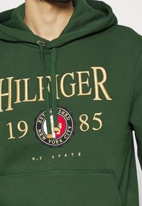 Tommy Hilfiger Jersey con capucha - dark green
