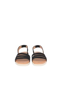 Svarta sandaler med flera smala remmar, en brun fotbädd, en elastisk handledsrem och en vit gummiyttersula. Utformade för komfort och andningsförmåga.