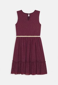 Mouwloze bordeauxrode jurk met gouden stippen, gouden tailleband, opening met sleutelgat aan de achterkant en een gerimpelde zoom, knielang en aangesloten bij de taille.