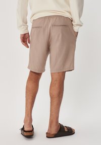 Matinique BARTON - Kratke hlače - simply taupe