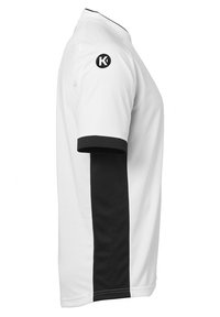 Weißes Sporttrikot mit schwarzen kurzen Ärmeln und Seiteneinsätzen. Verfügt über einen Polo-Kragen und ein schwarzes Logo auf der linken Schulter. Hergestellt aus leichtem Stoff.