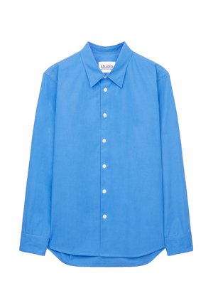 Lysblå skjorte med knapper, klassisk krave, lange ærmer og buet kant. Fremstillet af glat stof med hvide knapper og en diskret mærkedetail.