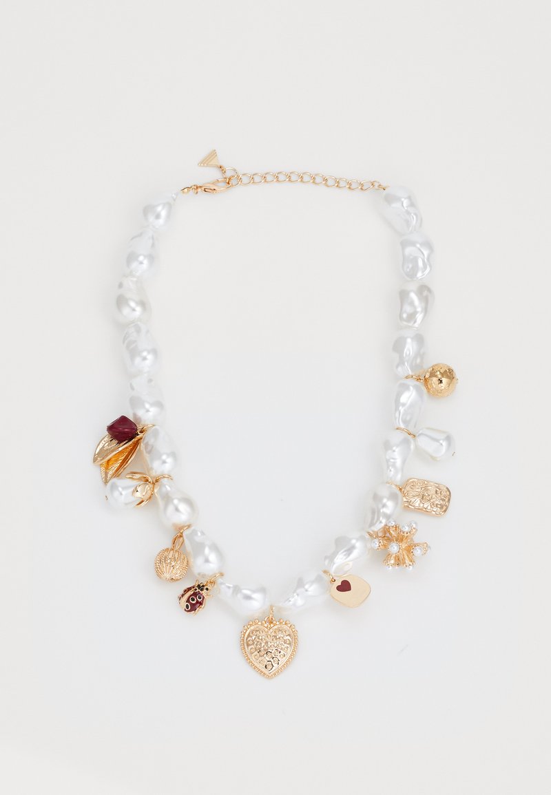 Masīva pērļu kaklarota ar neregulārām baltām pērļiem, zelta toni piekariņiem, sarkaniem akcentiem un dekoratīviem pendantiem, ar omā tipo aizdari.