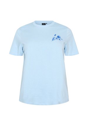 T-shirt bleu clair à manches courtes avec un petit motif floral bleu foncé sur le côté gauche de la poitrine et un col rond.