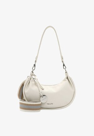 Weiße Lederhandtasche mit einer geschwungenen Form. Verfügt über eine strukturierte Oberfläche, einen verstellbaren Tragegurt mit gewebten Akzenten in Beige und Grau sowie einem runden Markenanhänger.