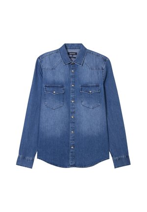 Camicia in denim con maniche lunghe, due tasche sul petto, colletto a punta e chiusura con bottoni. Presenta un gradiente blu sbiadito e cuciture a contrasto.