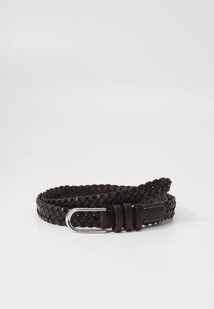 Ceinture en cuir noir tressé avec une boucle incurvée argentée et des passants en cuir noir sur un fond blanc uni.