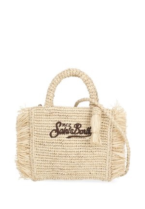 Sac à main en paille tressée beige avec poignées tressées, franges sur les côtés, accent pompon et texte brodé foncé à l'avant.