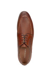 Zapatos de cuero marrón con un diseño tejido texturizado, presentan puntera redonda, cierre con cordones y un forro interior suave. Nombre de la marca visible en el interior.