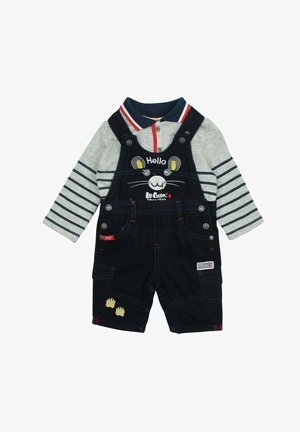 Salopette en denim bleu marine avec un visage d'ours brodé et le texte "Bonjour", assortie à une chemise à manches longues rayée grise et bleu marine.