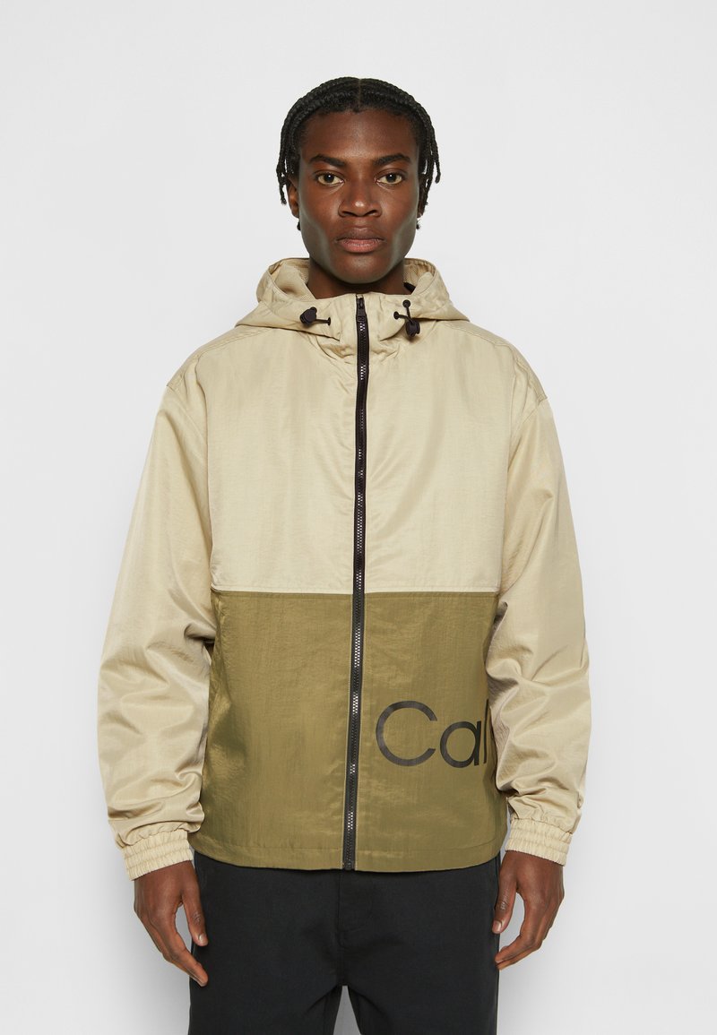 Herren Leichte Jacken | Calvin Klein Jeans COLORBLOCK JACKET Leichte Jacke wheat fields/beige - VU35623 Herren Leichte Jacken | Calvin Klein Jeans COLORBLOCK JACKET Leichte Jacke wheat fields/beige - VU35623