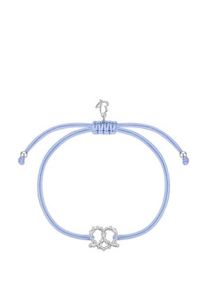 Pulsera ajustable de cordón azul claro con un pequeño colgante plateado de doble lazo y extremos con cuentas plateadas en las cuerdas.