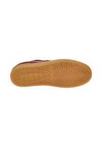 Braune Schuhsohle mit einer strukturierten Gummioberfläche, die ein Fischgrätmuster und ein zentrales Logodetail aufweist.