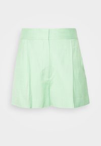 Pantalones cortos de color verde claro hechos de una tela texturizada, con un diseño a medida, pliegues y una cinturilla plana para un aspecto limpio.
