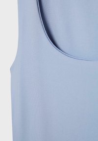 Jasnoniebieska bezrękawnikowa odzież, pokazująca zbliżenie na gładką tkaninę i przeszycia przy dekolcie w kształcie litery U.