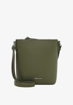 Kompaktní zelená olivová crossbody taška z texturované kůže s nastavitelným popruhem a stříbrným logem Tamaris na přední straně.