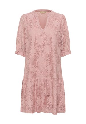 Rochie roz deschis cu detalii din dantelă florală, mâneci scurte tip balon, decolteu în V și tiv evazat. Textură moale și accente decorative.