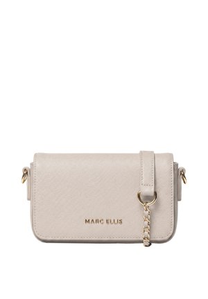 Sac bandoulière beige texturé avec détail chaîne dorée et logo doré "MARC ELLIS" sur le rabat avant.