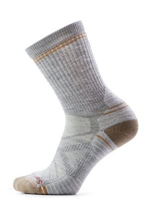 Grauer Sportsocken mit gerippter Textur, braunen Fersen- und Zehenakzenten sowie dünnen orangen Streifen in der Nähe von Bündchen und Ferse, gezeigt an einem Fußmodell.