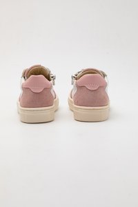Lyserøde ruskind sneakers med hvide detaljer, flade gummisåler og metallisk spænde detalje bagpå. Glat overflade med en struktureret sål.