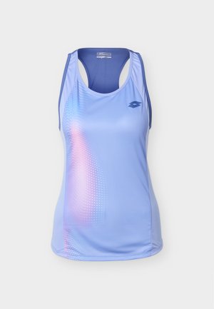 Camiseta deportiva sin mangas azul claro con tirantes tipo racerback azul oscuro y un sutil patrón de degradado de puntos en el lado izquierdo frontal.