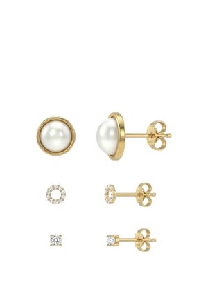 Tre par gyldne ørestikker: stor hvid perle, små cirkulære diamanter og lille rund klar ædelsten, alle med butterfly-lås.