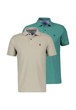 Zwei Poloshirts mit kurzen Ärmeln, eines beige und eines türkis, jeweils mit einem kleinen gestickten Löwenlogo auf der linken Brust.