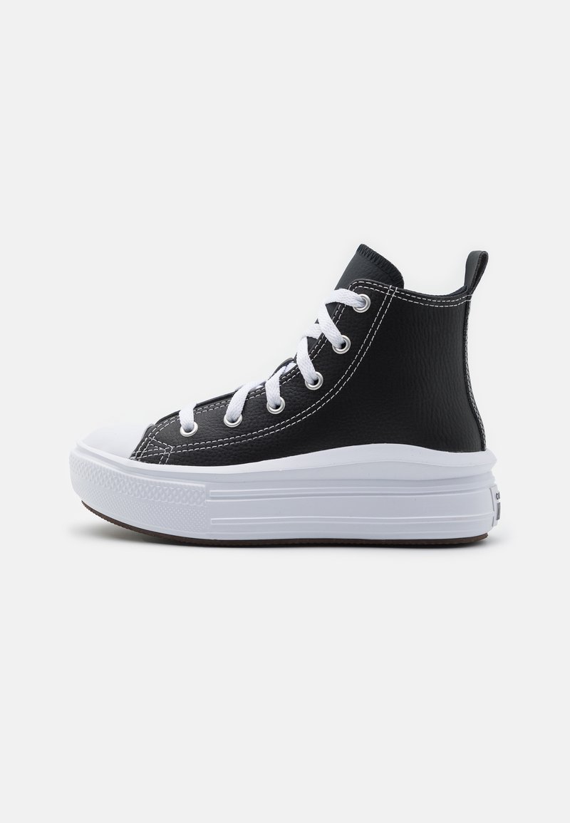 Sneaker alta nera con parte superiore testurizzata, lacci bianchi e una spessa suola bianca. Include cuciture a contrasto e un tirante sul retro.