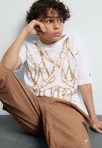 Jordan - BRAND CHAIN CREW UNISEX - Print T-shirt - white Thumbnail Image 1