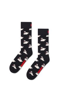Calcetines negros con patrones de cisnes blancos y acentos rojos. Presentan el texto rojo "HAPPY" en la suela y un material de punto suave y texturizado.