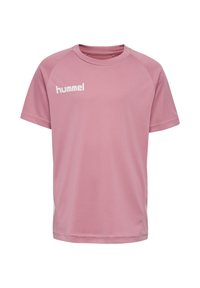 T-shirt de sport rose à manches courtes avec col rond et logo "hummel" blanc sur la poitrine gauche.