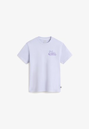 Vaaleanvioletti lyhythihainen t-paita, joka on valmistettu puuvillasta. Sisältää tummemman violetin "Vans" -logon vasemmassa rinnassa. Klassinen pyöreä kaula-aukko.