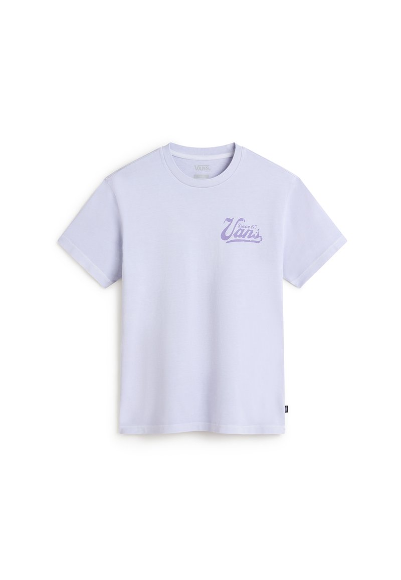 Camiseta corta de manga morada clara hecha de algodón. Presenta un gráfico del logotipo "Vans" en morado más oscuro en el lado izquierdo del pecho. Diseño clásico de cuello redondo.
