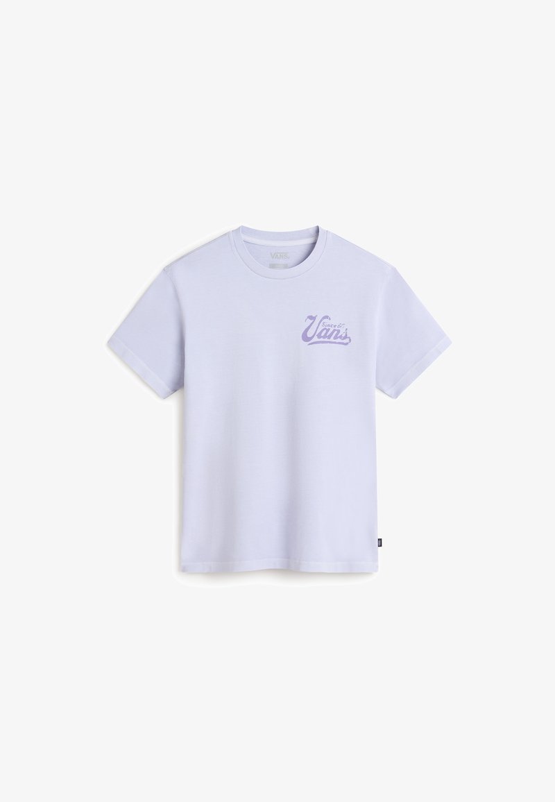 Lyse lilla t-shirt med korte ærmer lavet af bomuld. Har et grafisk "Vans" logo i mørkere lilla på venstre bryst. Klassisk rund hals design.