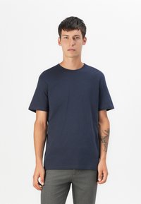 Navyblaue Baumwoll-T-Shirt mit kurzen Ärmeln, Rundhalsausschnitt und lockerer Passform. Glatte Textur, keine sichtbaren Muster oder Beschläge.
