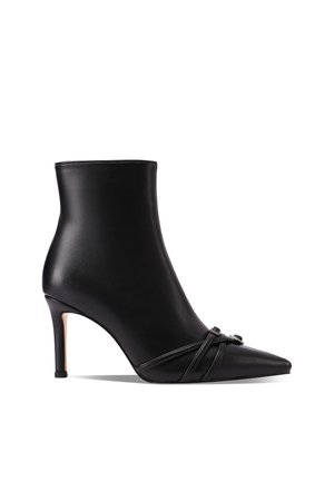 Stivaletti in pelle nera con punta affusolata, tacco a stiletto sottile e dettaglio decorativo a strappo nella parte frontale. Texture morbida.