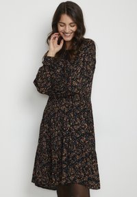 Kaffe AMBER - Blusenkleid - black multi col flower print