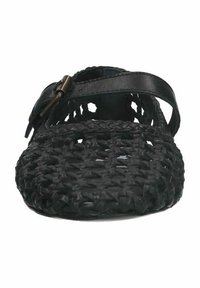 Zwarte geweven instapschoen met een leren band en uitgesneden ontwerp. De textuur is gedetailleerd met een platte zool en een ronde neus.