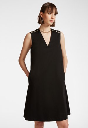 Abito nero senza maniche con scollatura a V, dotato di bottoni decorativi sulle spalle, tasche laterali e una silhouette svasata. Tessuto morbido al tatto.