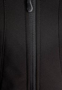 Černý zipový oděv s hladkým, texturovaným materiálem. Obsahuje odolný zip uprostřed, který zdůrazňuje čisté švy a minimalistický design.