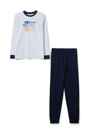 Graues Langarmshirt mit marineblauen Bündchen, das auto-themed Grafiken zeigt. Marineblaue Pyjamahosen mit einem elastischen Bund ergänzen das Set.