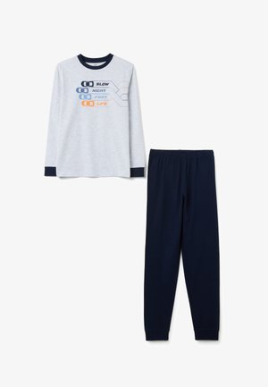Camisa de manga larga gris con puños en navy que presenta gráficos tematizados con coches. Pantalones de pijama navy con una cinturilla elástica complementan el conjunto.