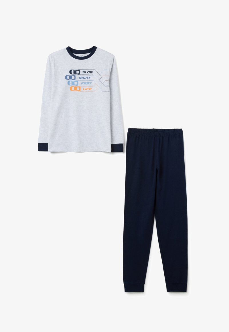 T-shirt gris à manches longues avec des poignets navy présentant des graphismes sur le thème des voitures. Un pantalon de pyjama navy avec une taille élastique complète l'ensemble.