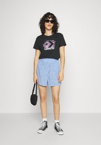 Monki Calções - lilac/pink